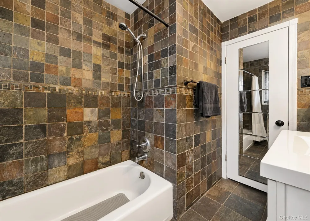 11 Farragut Avenue Lindenhurst, NY 11757
