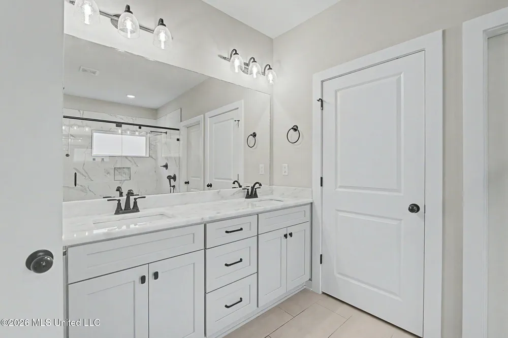 4769 Oyster Bay Cove Horn Lake, MS 38637