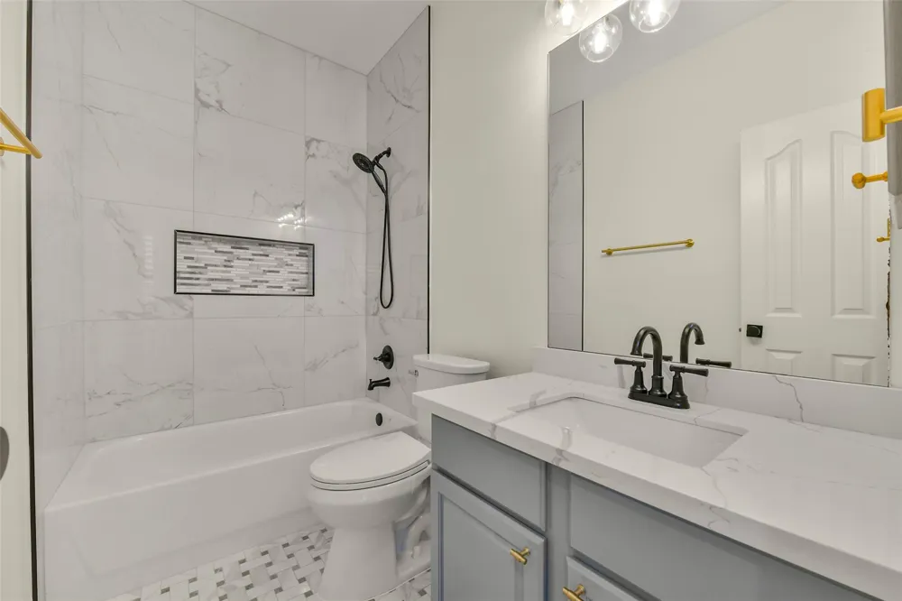 206 Clearview Avenue #B Friendswood, TX 77546