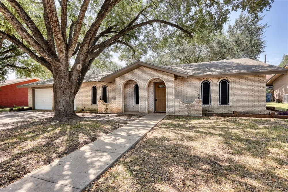 1104 Live Oak Alice, TX 78332