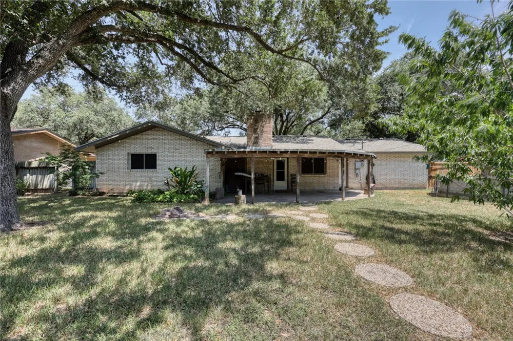 1104 Live Oak Alice, TX 78332