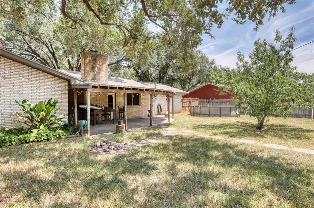 1104 Live Oak Alice, TX 78332