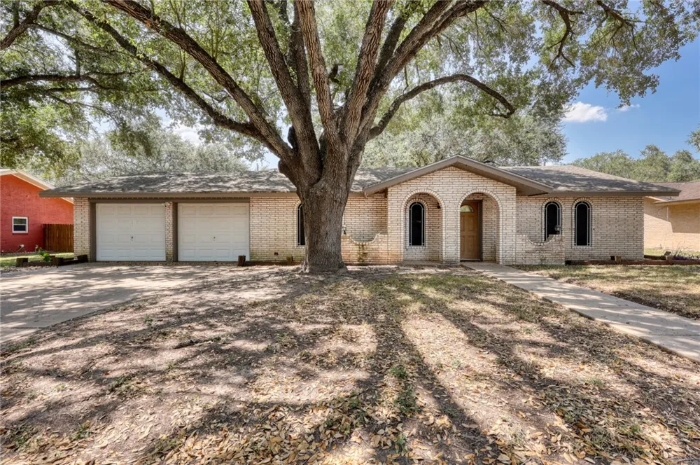 1104 Live Oak Alice, TX 78332