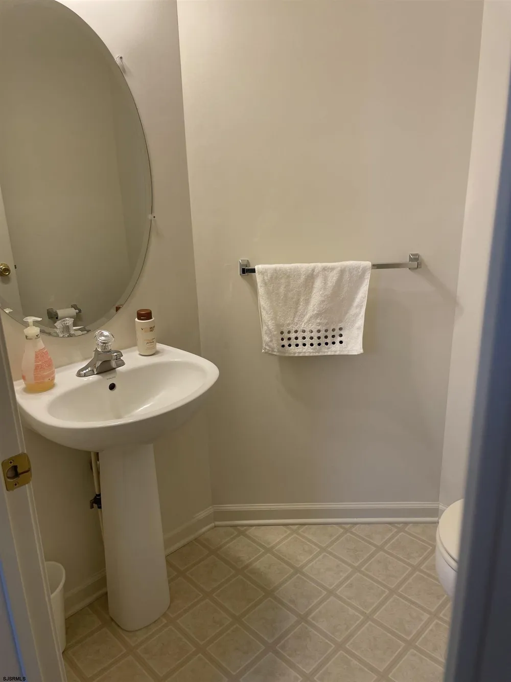 77 Meadow Cir Mays Landing, NJ 08330