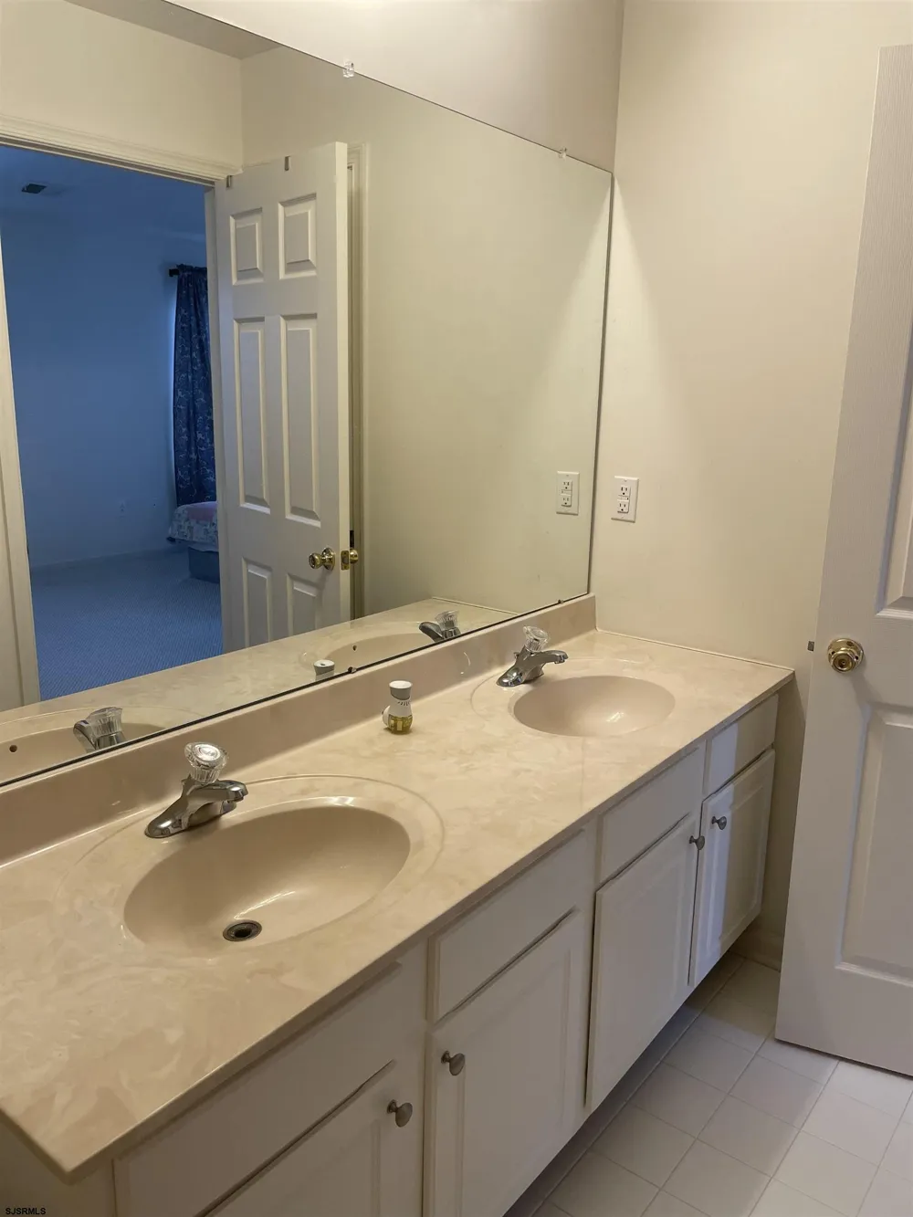 77 Meadow Cir Mays Landing, NJ 08330