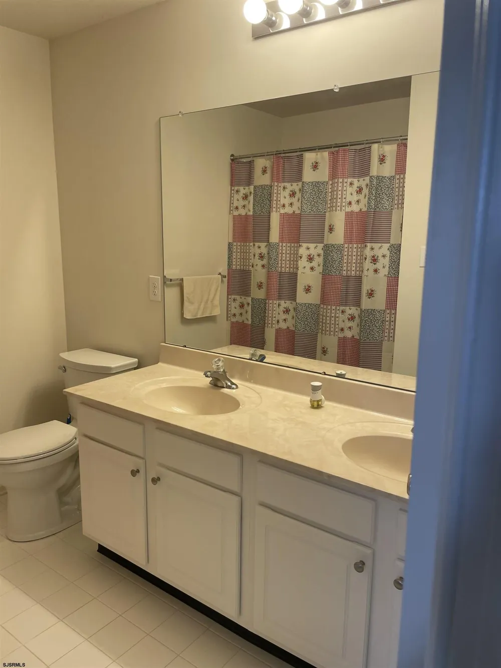 77 Meadow Cir Mays Landing, NJ 08330