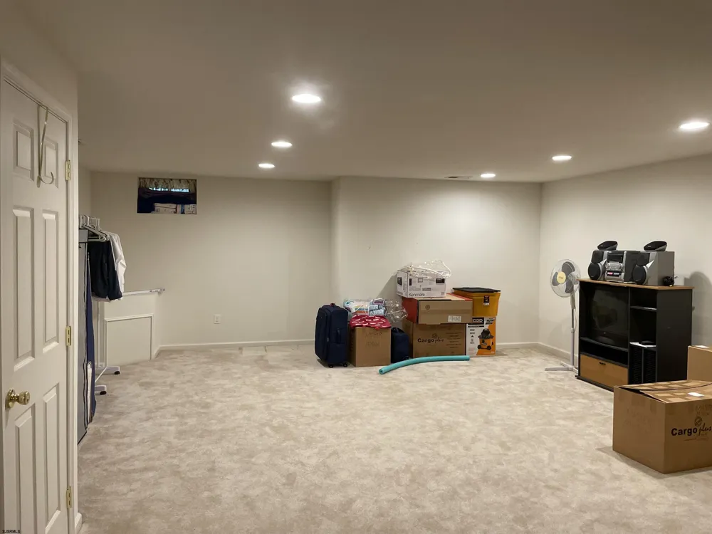77 Meadow Cir Mays Landing, NJ 08330