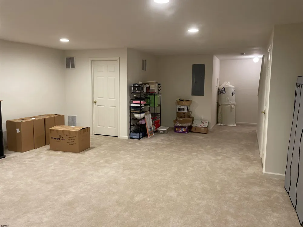 77 Meadow Cir Mays Landing, NJ 08330