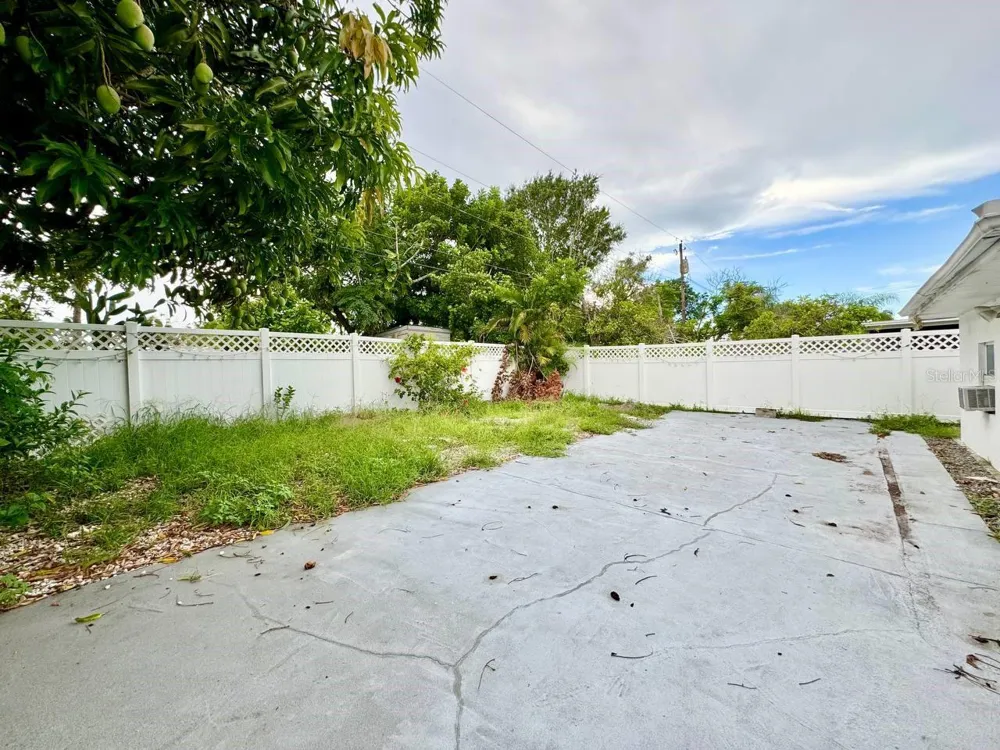 6816 W BURKE STREET Tampa, FL 33634