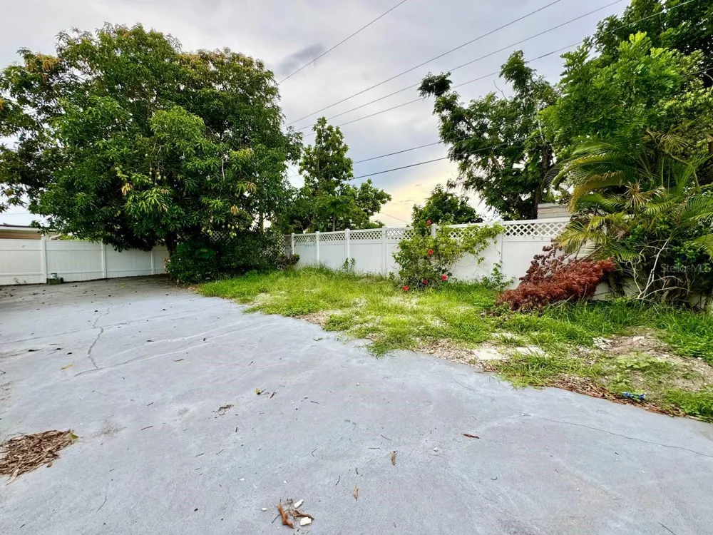 6816 W BURKE STREET Tampa, FL 33634