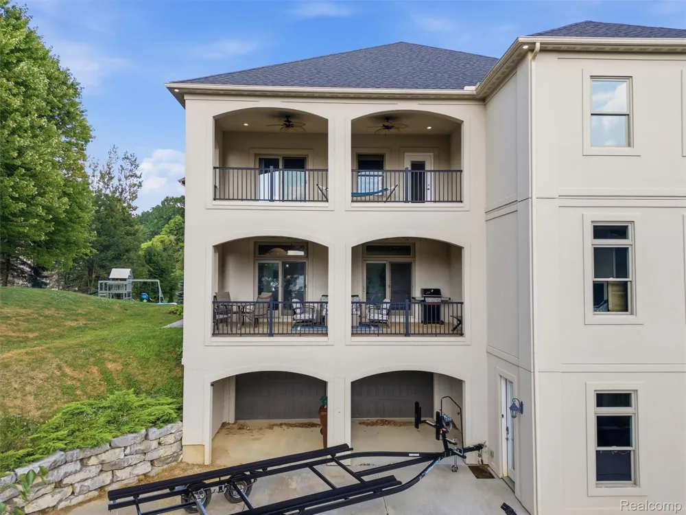 2365 Melton Drive Howell City, MI 48843