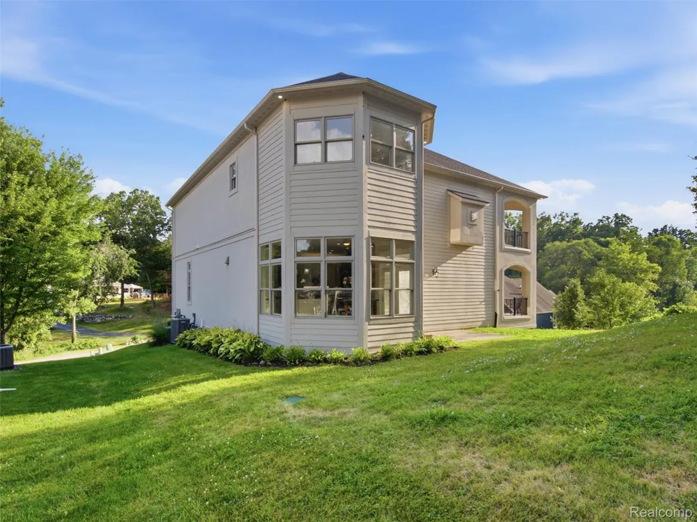 2365 Melton Drive Howell City, MI 48843