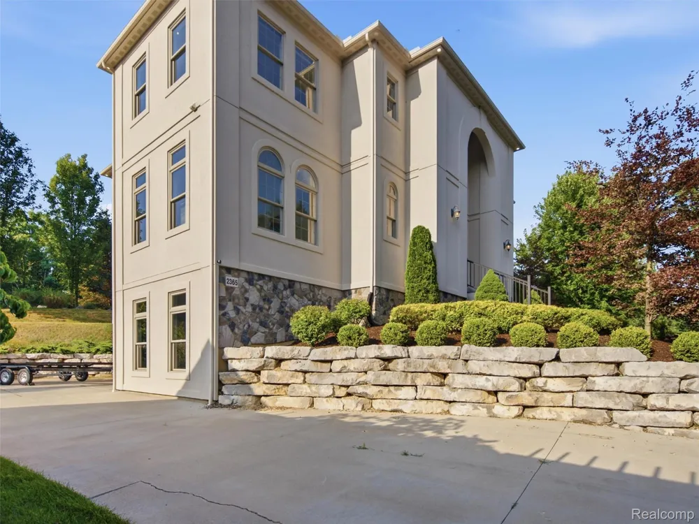2365 Melton Drive Howell City, MI 48843