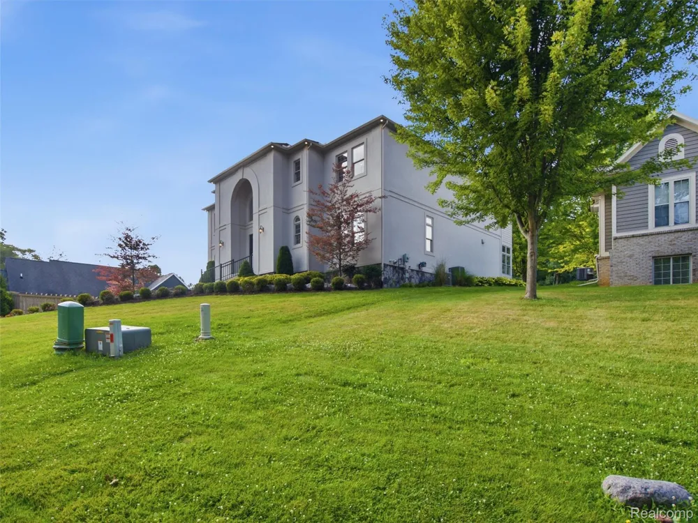 2365 Melton Drive Howell City, MI 48843