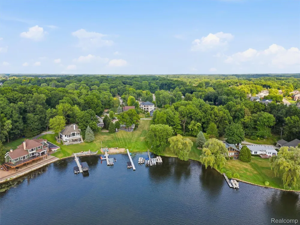 2365 Melton Drive Howell City, MI 48843