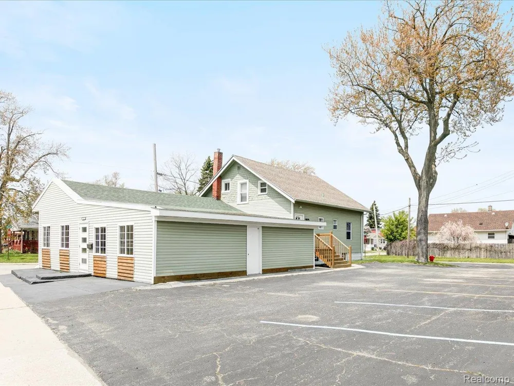 1639 LAPEER AVENUE Port Huron City, MI 48060