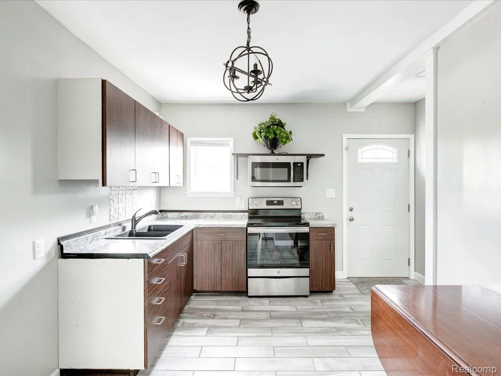 1639 LAPEER AVENUE Port Huron City, MI 48060
