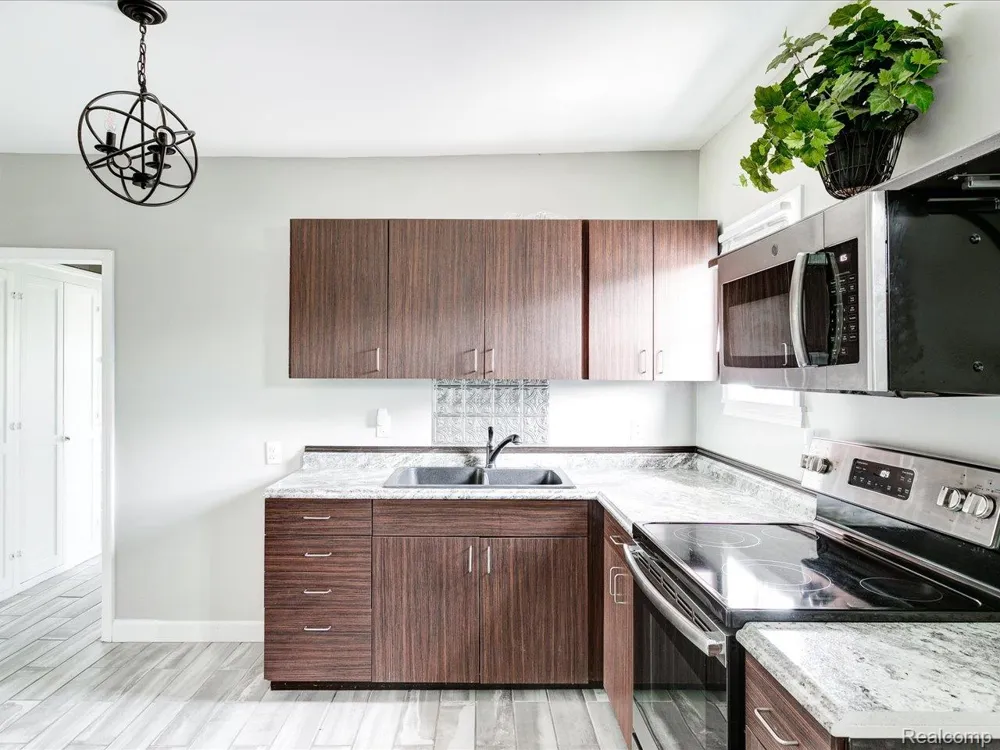 1639 LAPEER AVENUE Port Huron City, MI 48060