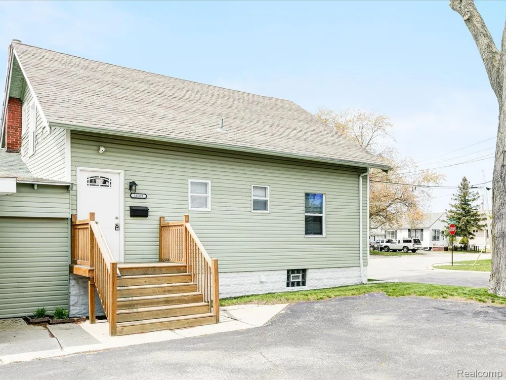 1639 LAPEER AVENUE Port Huron City, MI 48060