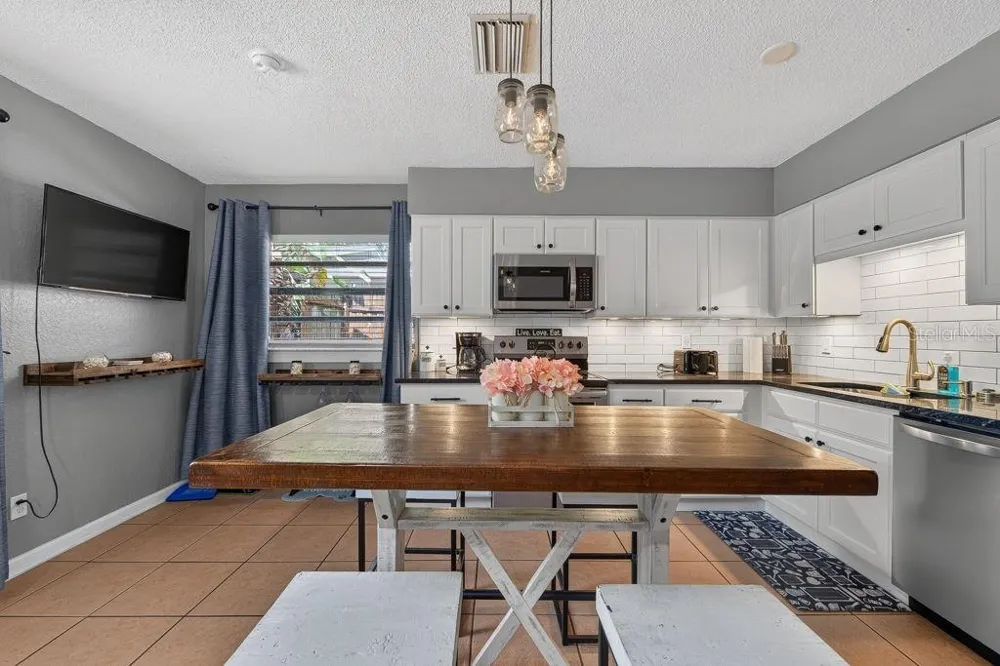 610 1ST AVENUE NE Largo, FL 33770