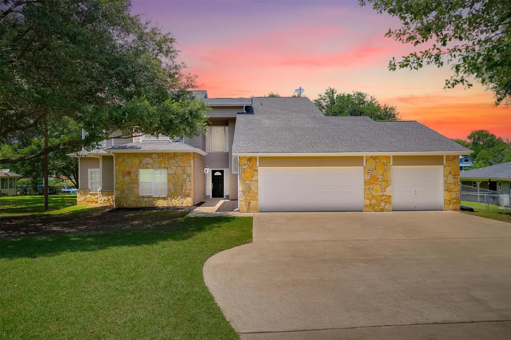 11972 Younger Court Azle, TX 76020