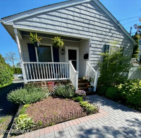 906 16th Avenue #front