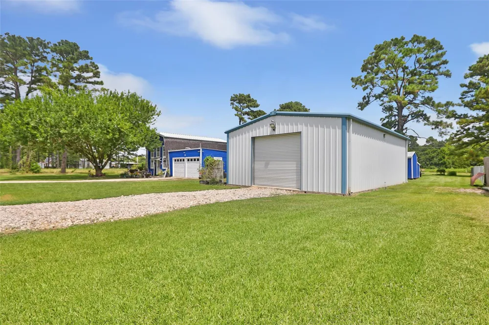 275 Commerce Lane Highlands, TX 77562