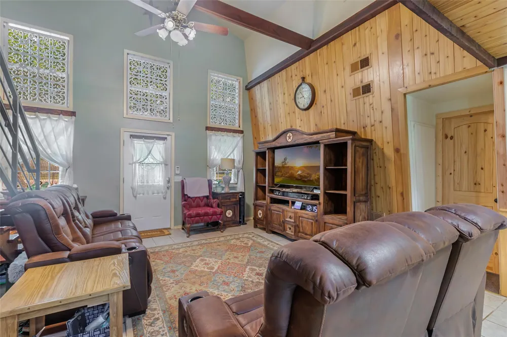 275 Commerce Lane Highlands, TX 77562