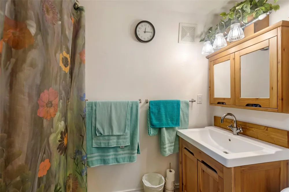 275 Commerce Lane Highlands, TX 77562