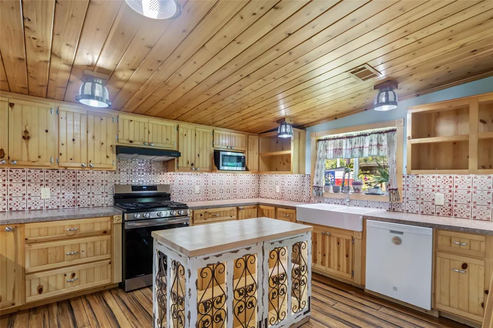 275 Commerce Lane Highlands, TX 77562