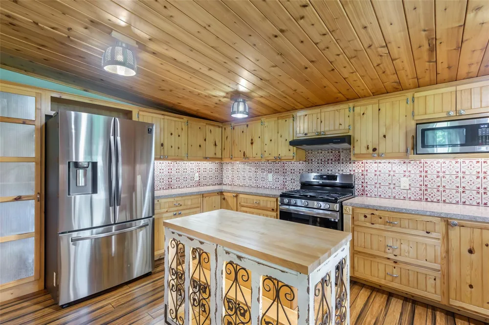 275 Commerce Lane Highlands, TX 77562
