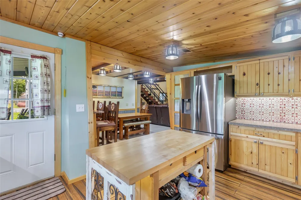 275 Commerce Lane Highlands, TX 77562