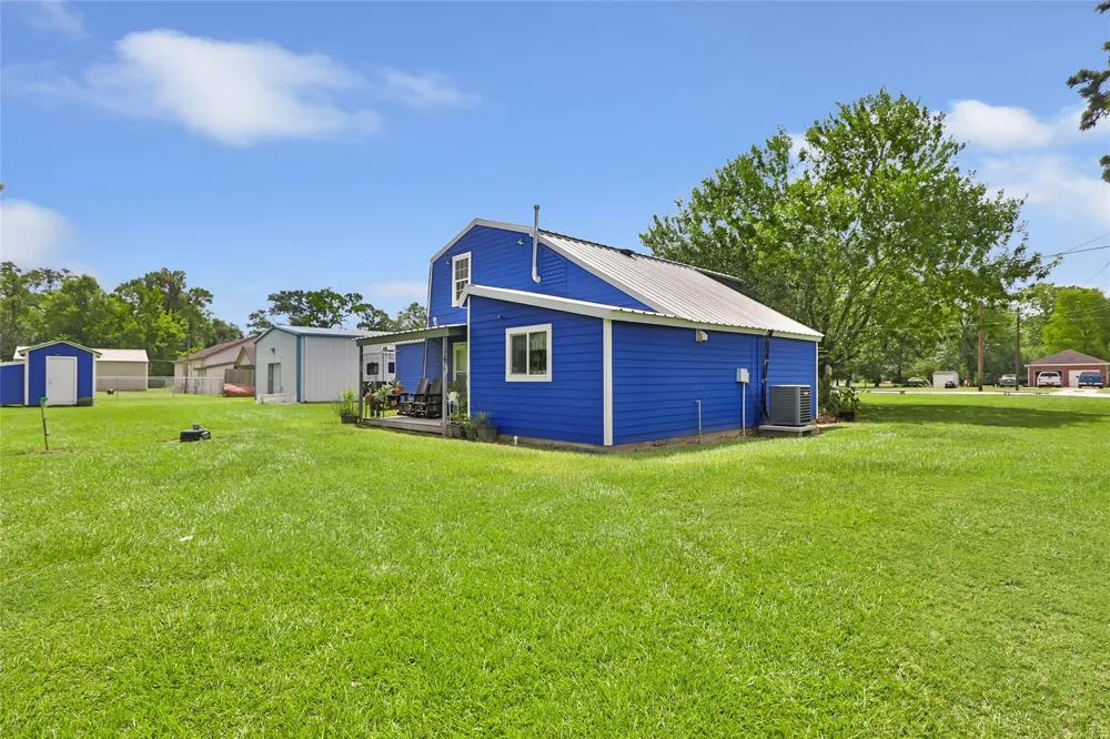 275 Commerce Lane Highlands, TX 77562
