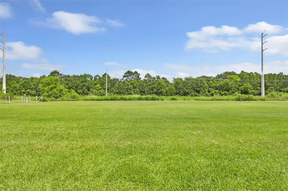 275 Commerce Lane Highlands, TX 77562