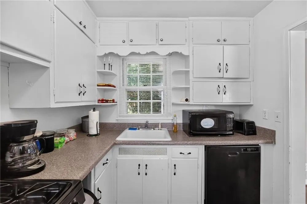 2727 Humphries Street East Point, GA 30344