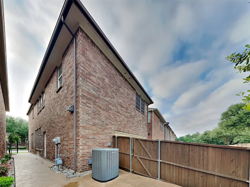 226 Knapford Euless, TX 76040