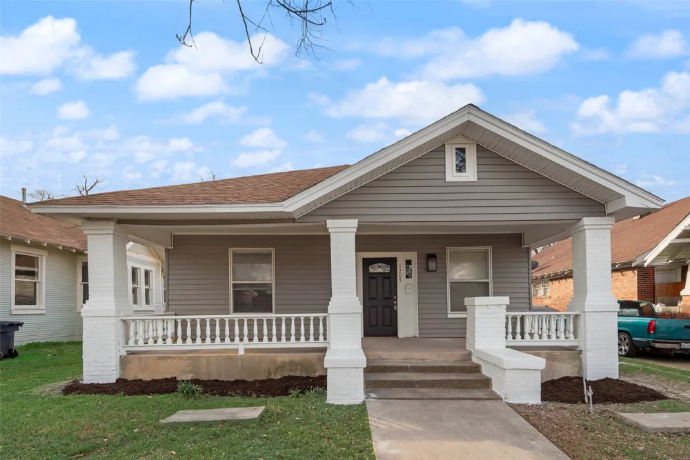 1205 W Arlington Avenue Fort Worth, TX 76110