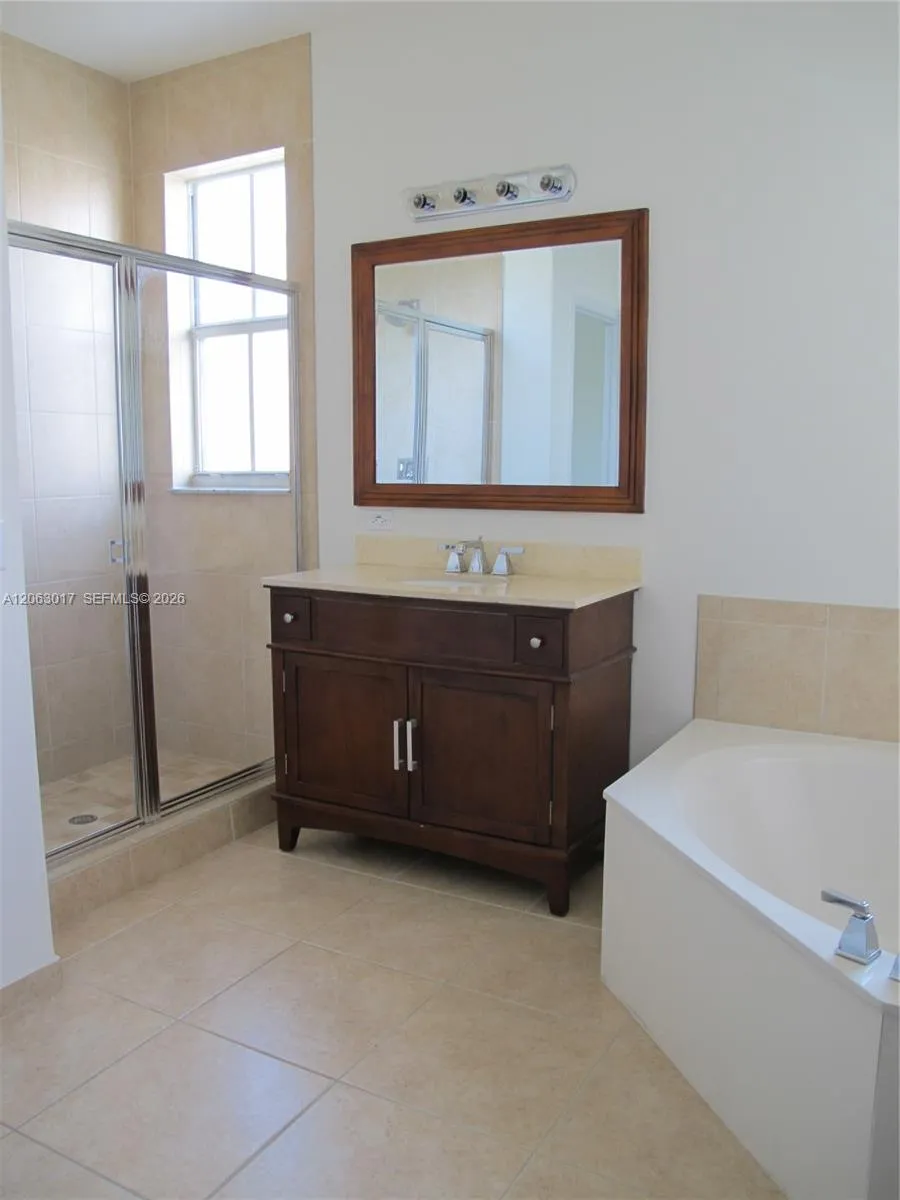 10716 NW 76th Ln Doral, FL 33178