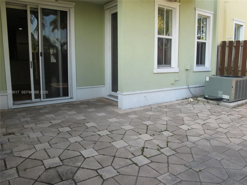 10716 NW 76th Ln Doral, FL 33178