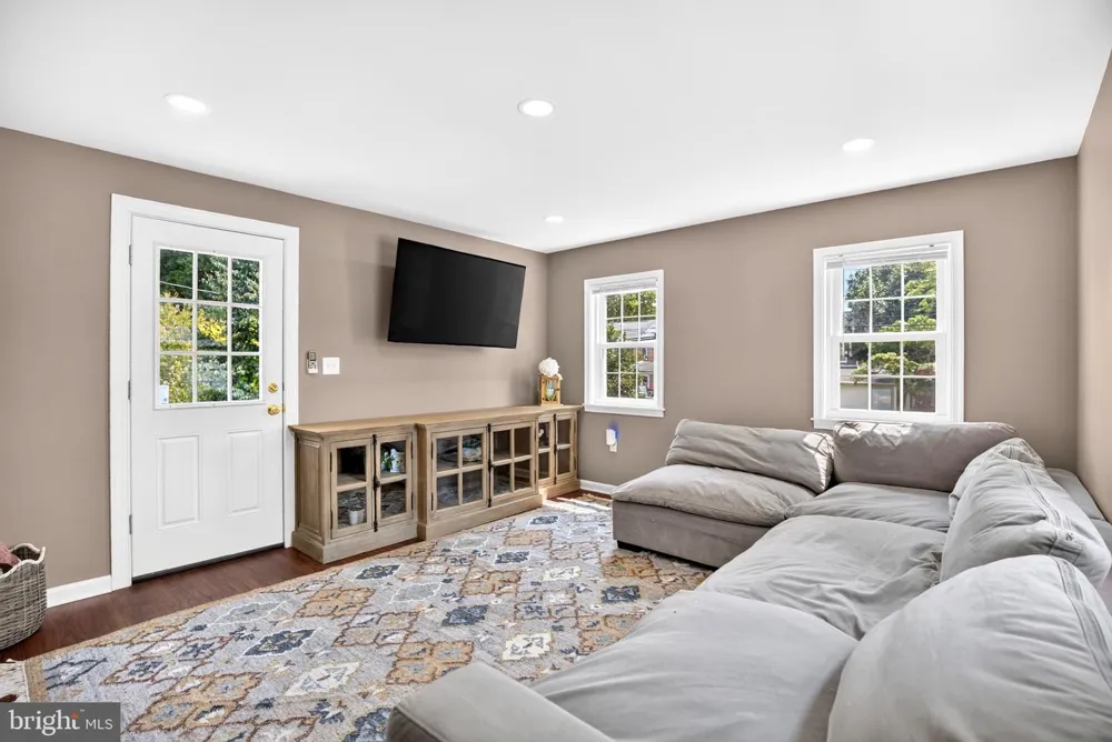 19 HARMIL ROAD Broomall, PA 19008