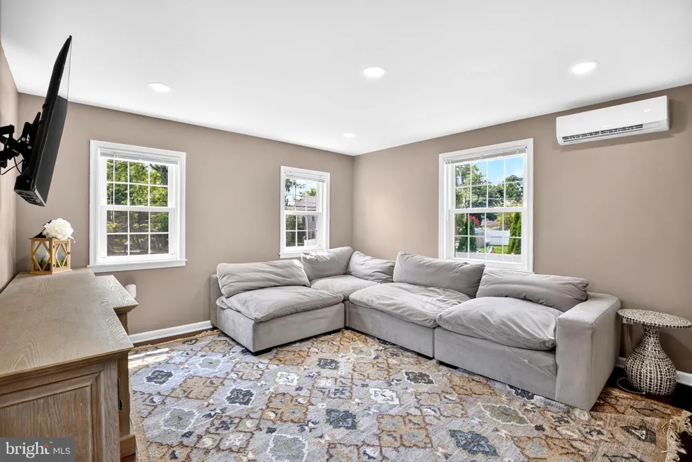 19 HARMIL ROAD Broomall, PA 19008