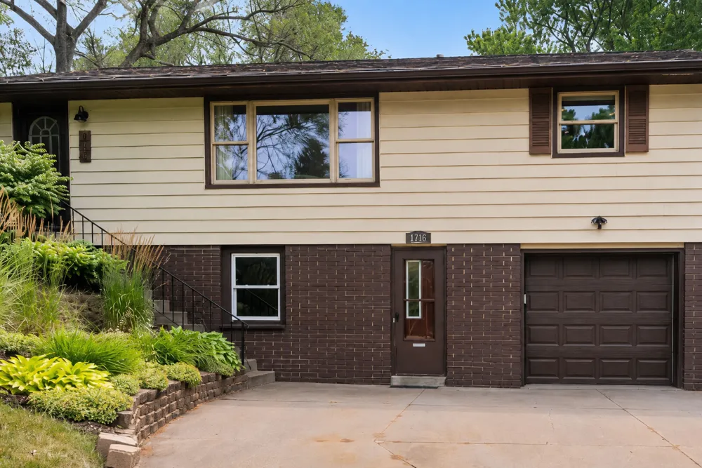 1716 County Road C E Maplewood, MN 55109