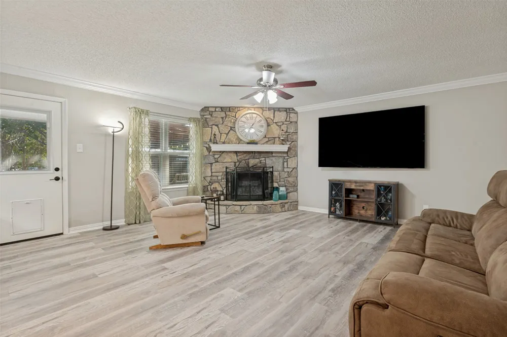 3217 Meadow Wood Lane Bedford, TX 76021