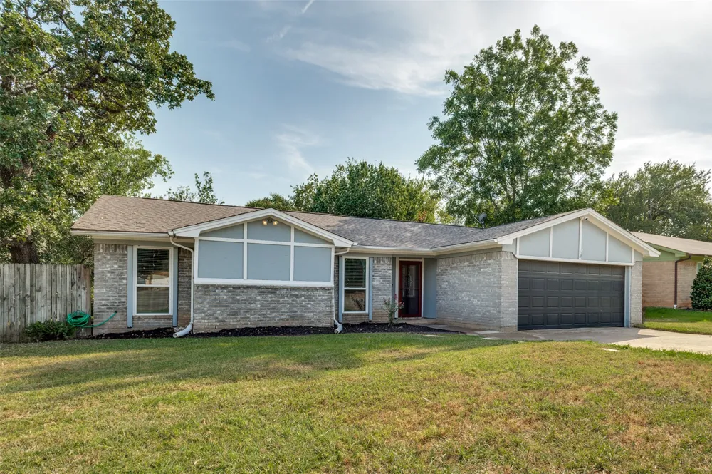 3217 Meadow Wood Lane Bedford, TX 76021