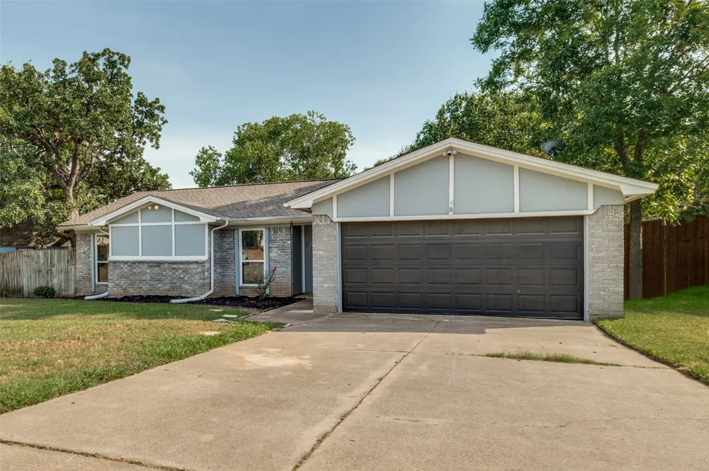 3217 Meadow Wood Lane Bedford, TX 76021