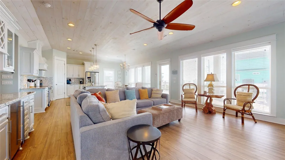 2809 Tradewind Lane Crystal Beach, TX 77650