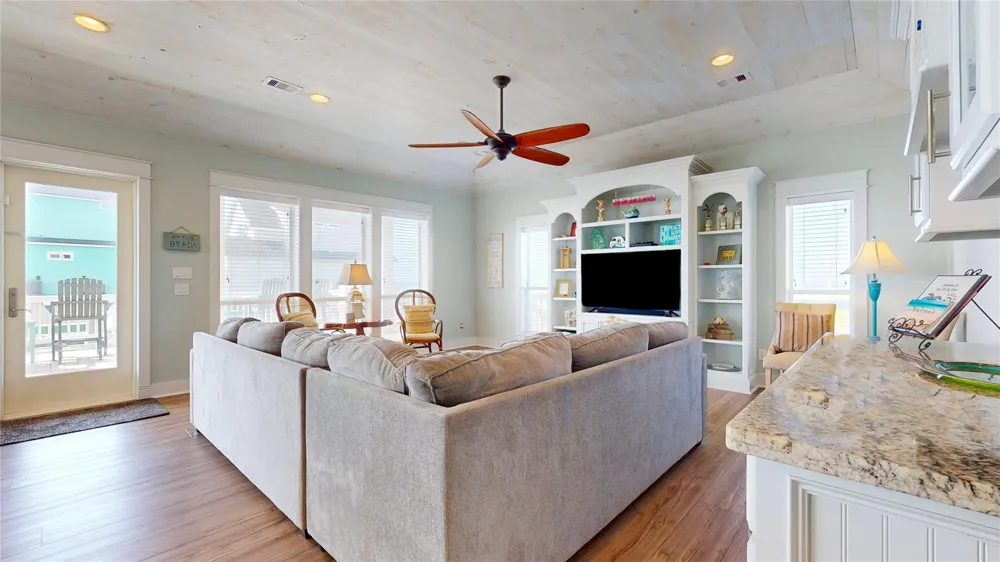 2809 Tradewind Lane Crystal Beach, TX 77650