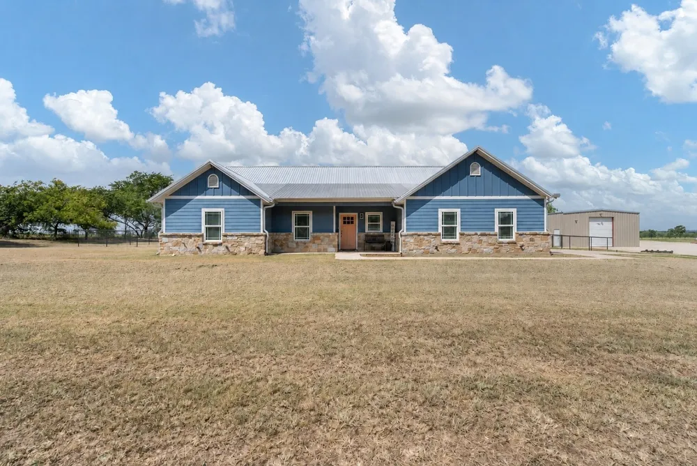 8868 County Road 1205 Grandview, TX 76050