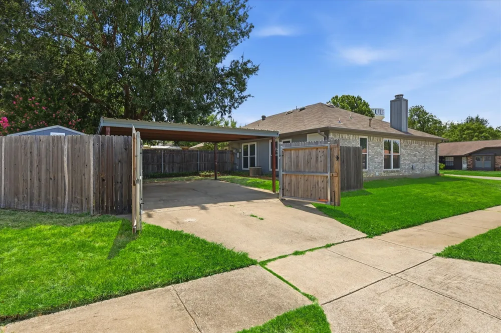 114 Glade Shadow Drive Euless, TX 76039