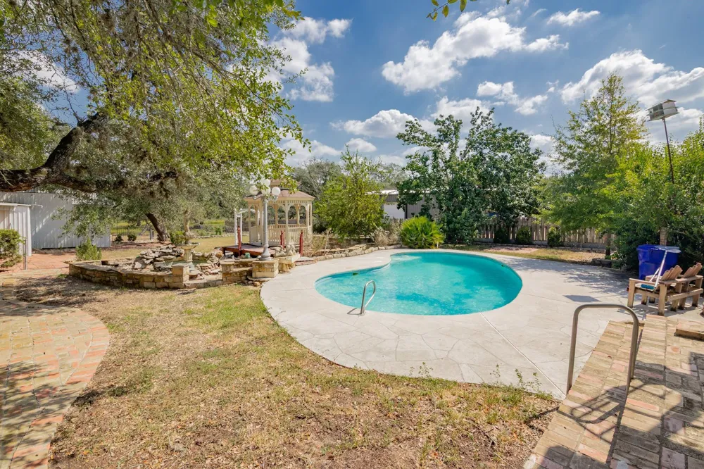 1101 Clark Street Yoakum, TX 77995